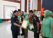 Dandim Tanah Bumbu menerima penghargaan TMMD 2025 dari Pangdam