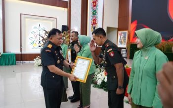 Dandim Tanah Bumbu menerima penghargaan TMMD 2025 dari Pangdam