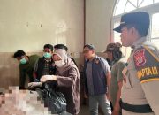 Petugas polisi dan tenaga medis menangani korban tersambar petir yang meninggal dunia di Bantul.