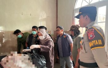 Petugas polisi dan tenaga medis menangani korban tersambar petir yang meninggal dunia di Bantul.