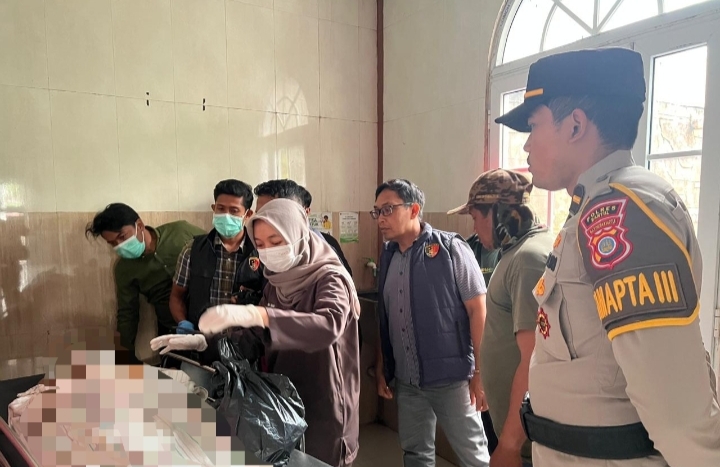 Petugas polisi dan tenaga medis menangani korban tersambar petir yang meninggal dunia di Bantul.