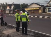 Polisi melakukan olah TKP kecelakaan motor ditabrak pickup di Jalan Yogya Magelang Sleman