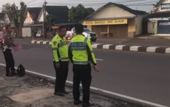 Polisi melakukan olah TKP kecelakaan motor ditabrak pickup di Jalan Yogya Magelang Sleman