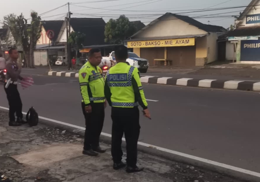 Polisi melakukan olah TKP kecelakaan motor ditabrak pickup di Jalan Yogya Magelang Sleman