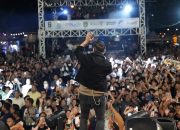 Penampilan Ady mantan vokalis Naff di panggung Mappanre Ri Tasi’e Pantai Pagatan Tanah Bumbu 2026.