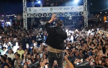 Penampilan Ady mantan vokalis Naff di panggung Mappanre Ri Tasi’e Pantai Pagatan Tanah Bumbu 2026.