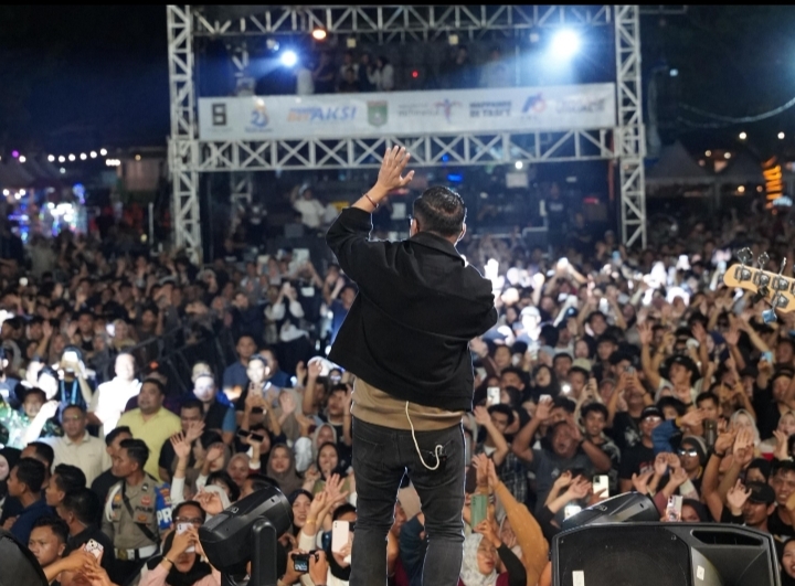 Penampilan Ady mantan vokalis Naff di panggung Mappanre Ri Tasi’e Pantai Pagatan Tanah Bumbu 2026.