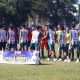 Pemain Lebah FC dan Persibun berjabat tangan sebelum laga semifinal Tanbu Cup 2026 di Stadion Pagatan.