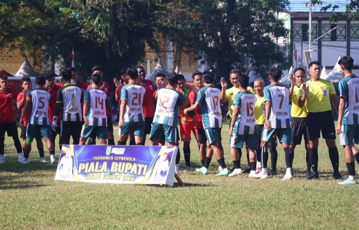 Pemain Lebah FC dan Persibun berjabat tangan sebelum laga semifinal Tanbu Cup 2026 di Stadion Pagatan.