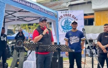 Sekda Kotabaru Eka Saprudin memberikan sambutan pada kegiatan Program Perahu layanan hukum dan kesehatan gratis di CFD Siring Laut
