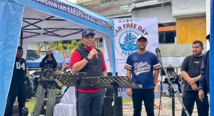 Sekda Kotabaru Eka Saprudin memberikan sambutan pada kegiatan Program Perahu layanan hukum dan kesehatan gratis di CFD Siring Laut