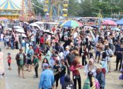 ribuan wisatawan di pantai pagatan mappanre ri tasie 2026 tanah bumbu festival budaya kalimantan selatan