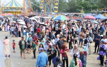 ribuan wisatawan di pantai pagatan mappanre ri tasie 2026 tanah bumbu festival budaya kalimantan selatan