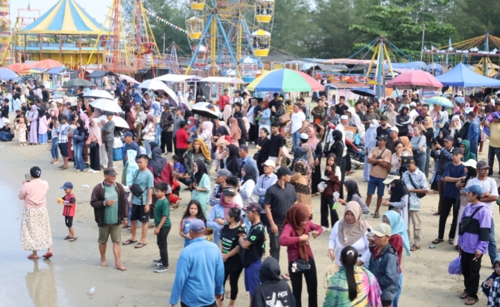 ribuan wisatawan di pantai pagatan mappanre ri tasie 2026 tanah bumbu festival budaya kalimantan selatan