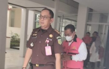 Tersangka kasus korupsi server Disdik Banjarmasin digiring petugas kejaksaan untuk proses hukum lebih lanjut.