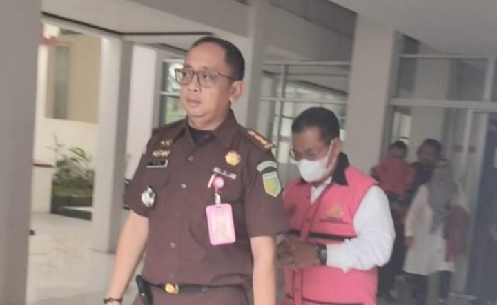 Tersangka kasus korupsi server Disdik Banjarmasin digiring petugas kejaksaan untuk proses hukum lebih lanjut.