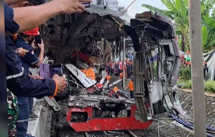 evakuasi kecelakaan kereta bekasi argo bromo anggrek tabrakan krl commuter line 2026