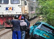 mobil taksi ringsek tertabrak kereta api di perlintasan rel dekat stasiun bekasi timur