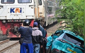 mobil taksi ringsek tertabrak kereta api di perlintasan rel dekat stasiun bekasi timur