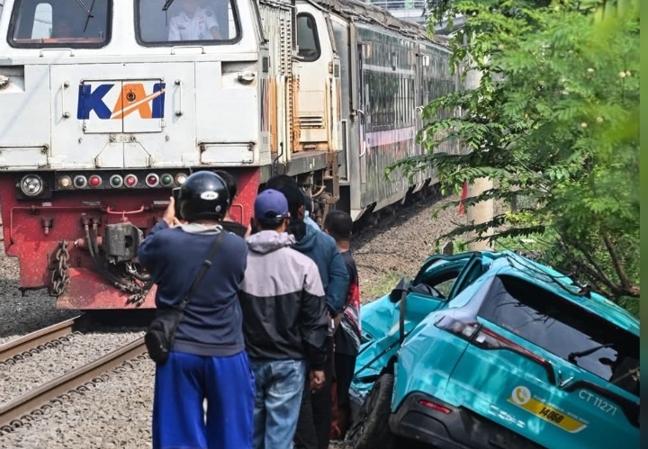mobil taksi ringsek tertabrak kereta api di perlintasan rel dekat stasiun bekasi timur