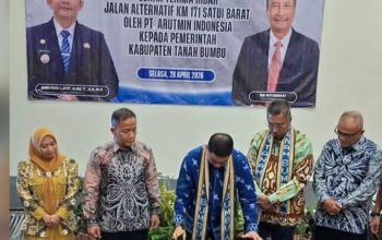 penandatanganan hibah jalan alternatif km 171 satui barat tanah bumbu arutmin