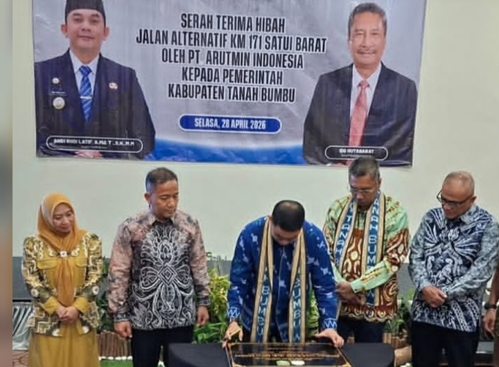 penandatanganan hibah jalan alternatif km 171 satui barat tanah bumbu arutmin
