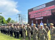 Sejumlah personel Polri memimpin apel kesiapsiagaan karhutla di panggung dengan latar banner kegiatan di Kotabaru.