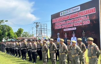 Sejumlah personel Polri memimpin apel kesiapsiagaan karhutla di panggung dengan latar banner kegiatan di Kotabaru.