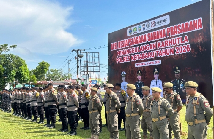 Sejumlah personel Polri memimpin apel kesiapsiagaan karhutla di panggung dengan latar banner kegiatan di Kotabaru.