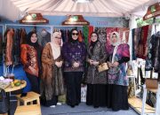 Pameran produk kriya Tanah Bumbu dalam acara Sirang Kriya Banua di TMII Jakarta