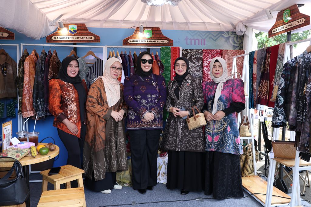 Pameran produk kriya Tanah Bumbu dalam acara Sirang Kriya Banua di TMII Jakarta