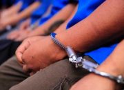 Ilustrasi pelaku pengeroyokan pelajar diborgol oleh polisi.