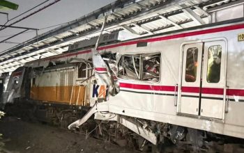 Kerusakan parah pada gerbong KRL Commuter Line akibat tabrakan dengan KA Argo Bromo Anggrek di Stasiun Bekasi Timur.