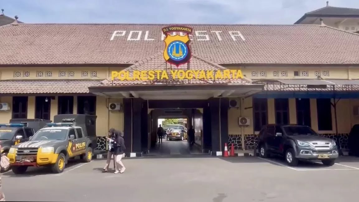 Gedung Polresta Yogyakarta sebagai lokasi penanganan kasus dugaan penipuan koperasi simpan pinjam di Yogyakarta.