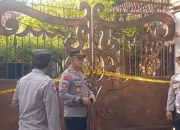 Polisi memasang garis polisi di lokasi kebakaran rumah di Jombang yang menewaskan dua korban