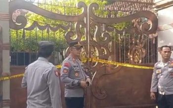 Polisi memasang garis polisi di lokasi kebakaran rumah di Jombang yang menewaskan dua korban