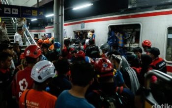 Proses evakuasi penumpang KRL di Stasiun Bekasi Timur setelah tabrakan dengan kereta jarak jauh, dengan petugas dan warga membantu di peron.