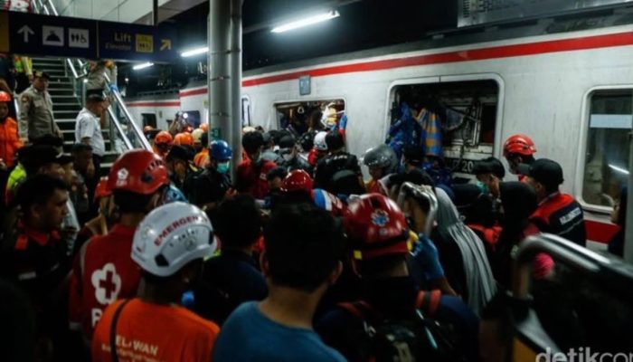 KA Jarak Jauh Tabrak KRL di Bekasi Timur, Penumpang Panik