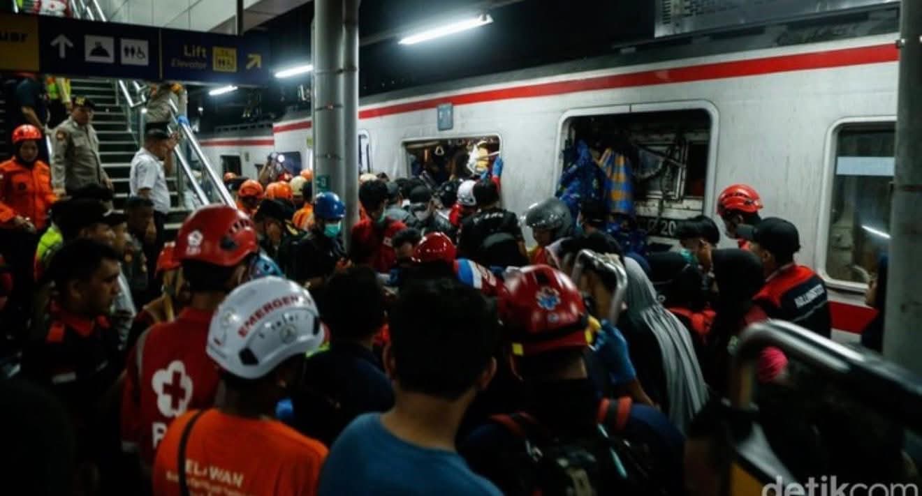 Proses evakuasi penumpang KRL di Stasiun Bekasi Timur setelah tabrakan dengan kereta jarak jauh, dengan petugas dan warga membantu di peron.