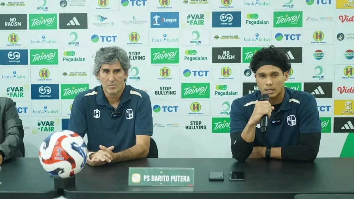 Muhammad Ridho dan pelatih Stefano Cugurra dalam konferensi pers Barito Putera jelang laga melawan PSS Sleman.