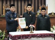 Bupati Tanah Bumbu menyerahkan dokumen LKPJ 2025 dalam rapat paripurna DPRD Tanah Bumbu