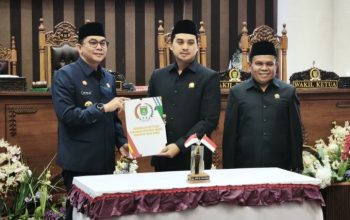 Bupati Tanah Bumbu menyerahkan dokumen LKPJ 2025 dalam rapat paripurna DPRD Tanah Bumbu