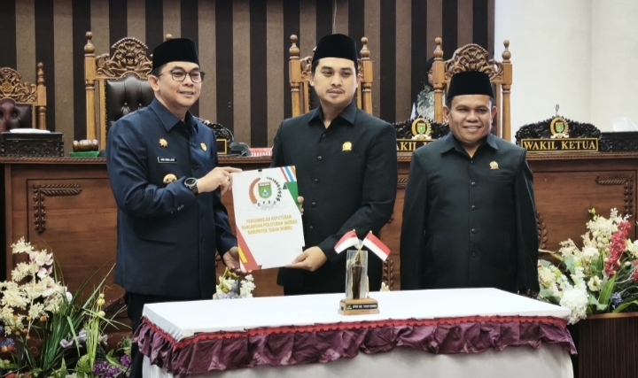Bupati Tanah Bumbu menyerahkan dokumen LKPJ 2025 dalam rapat paripurna DPRD Tanah Bumbu