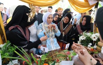 sekda tanah bumbu yulian herawati mencicipi kuliner etnis mappanre ri tasie 2026