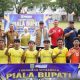 Bupati Tanah Bumbu Andi Rudi Latif berfoto bersama peserta Turnamen Sepakbola Piala Bupati Tanah Bumbu 2026 di Pagatan.