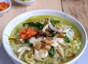 Soto khas Solo dengan ayam suwir dan kuah gurih untuk menu makan siang