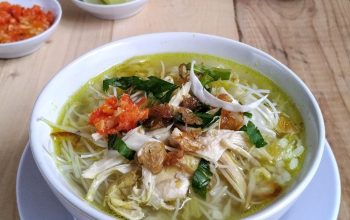 Soto khas Solo dengan ayam suwir dan kuah gurih untuk menu makan siang