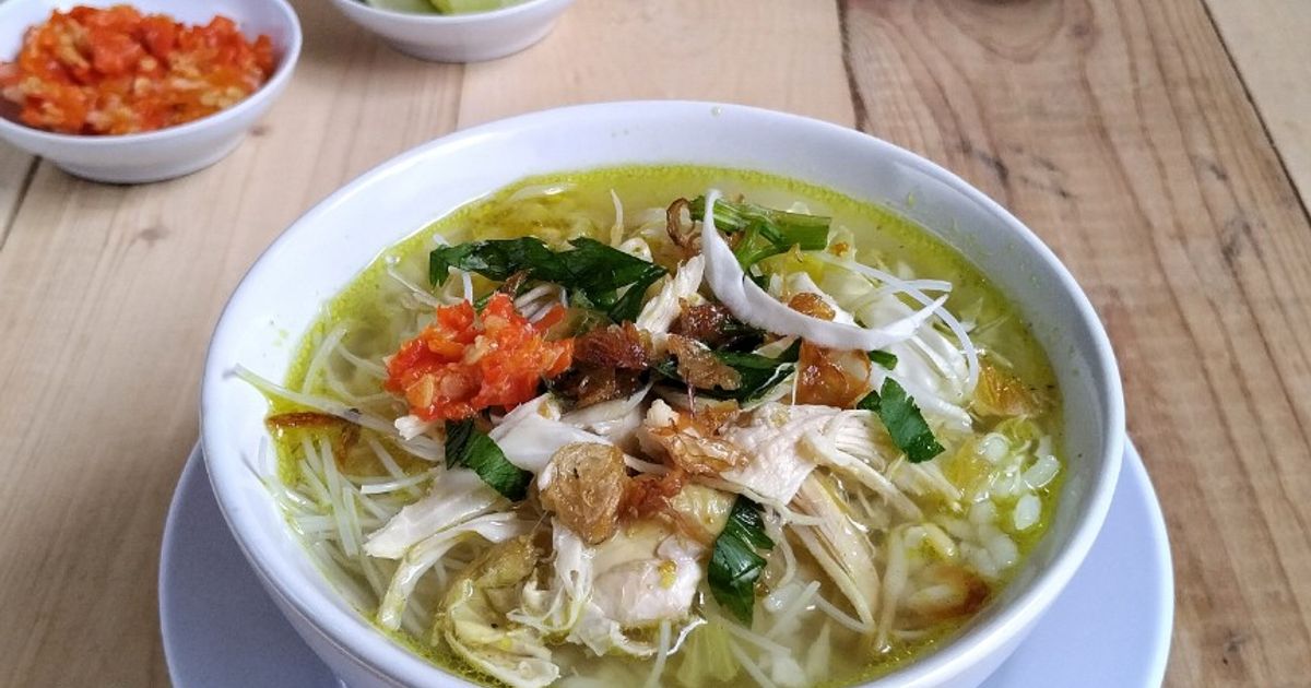 Soto khas Solo dengan ayam suwir dan kuah gurih untuk menu makan siang