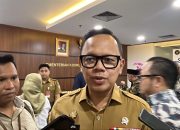 Wamendagri Bima Arya Sugiarto diwawancarai wartawan soal kebijakan WFH ASN di kantor kementerian.