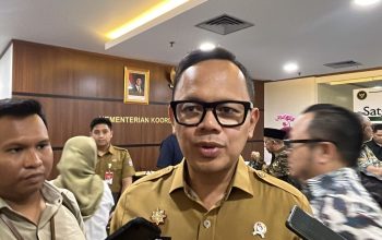 Wamendagri Bima Arya Sugiarto diwawancarai wartawan soal kebijakan WFH ASN di kantor kementerian.